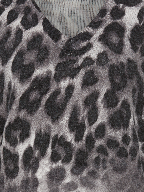Olsen - A Super soft V Neck Jumper in a Shaded Grey Animal Print (11004658)